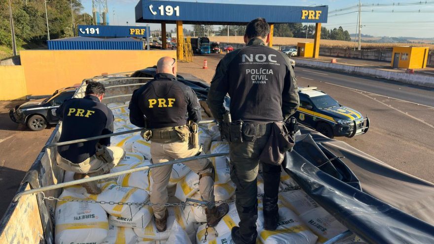 Caminhão carregado com agrotóxicos contrabandeados do Paraguai é apreendido em Cascavel