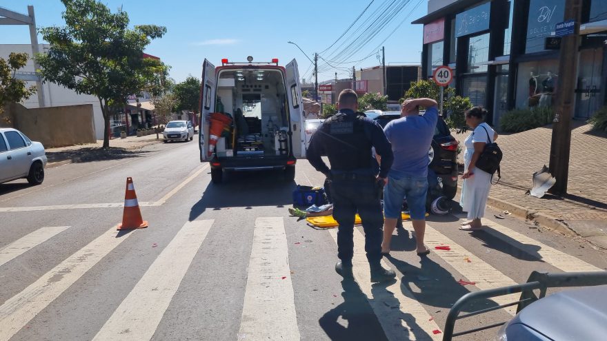Motociclista fica ferida em forte colisão com carro na Avenida Papagaios