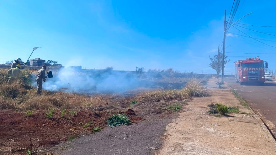 Incêndio em vegetação mobiliza bombeiros no Jardim Veredas, em Cascavel
