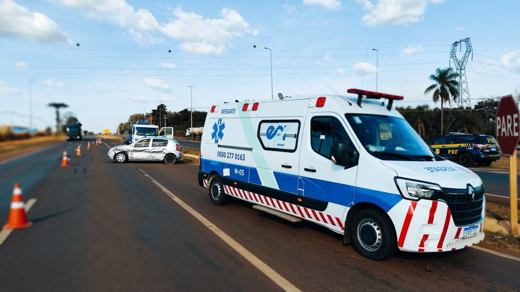 Sandero tem lateral detonada depois de acidente com carreta na BR-277, em Cascavel