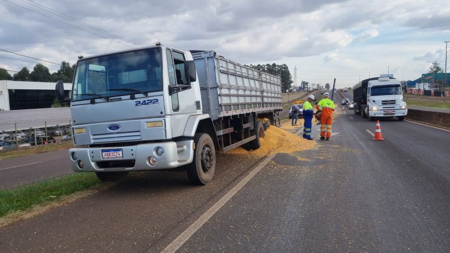 Caminhão derrama carga de milho na BR-277 após pneu estourar em Cascavel