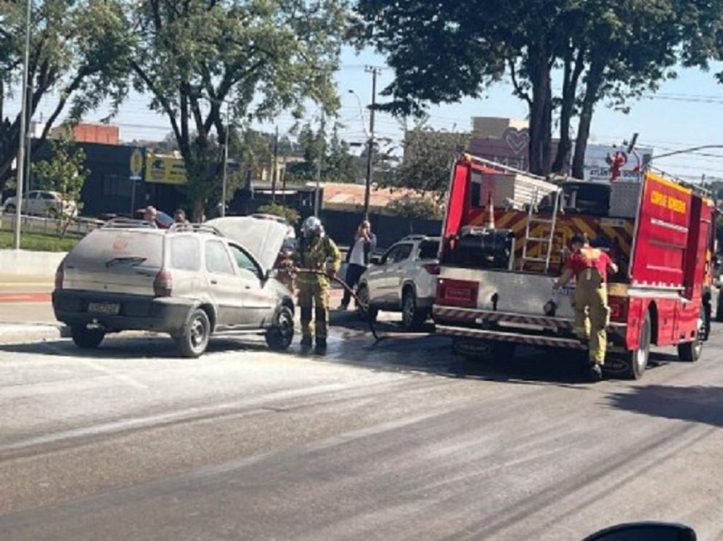 Carro em chamas: equipe do Corpo de Bombeiros é acionada para apagar fogo em veículo