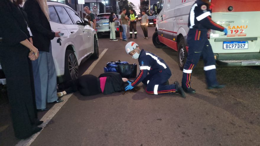 Mulher é atropelada por Gol no Centro de Cascavel