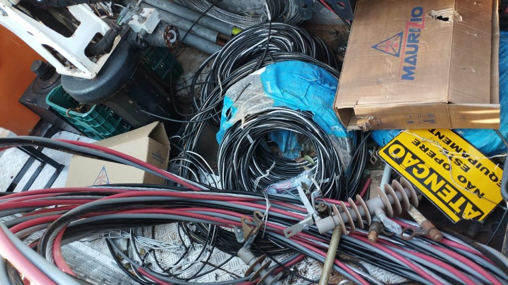 Polícia prende homem por queima irregular de fios e possível desvio de materiais elétricos em Toledo