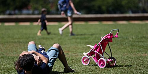 Imagem referente a Parlamentares buscam consenso para licença paternidade de 60 dias