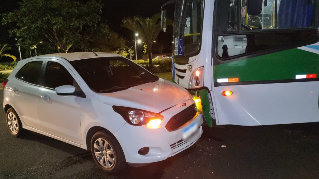 Em sentidos opostos, Ford Ka e ônibus se envolvem em acidente no Bairro Parque Verde
