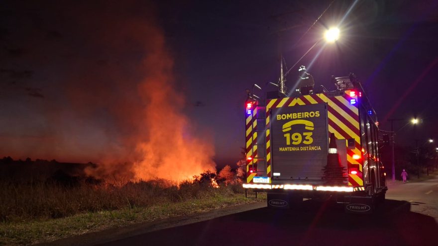 Chamas assustam moradores: incêndio ambiental é registrado na Avenida das Torres em Cascavel