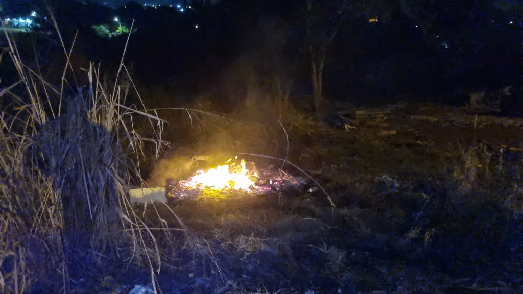 Bombeiros eliminam foco de incêndio em área de mata no Bairro Periolo