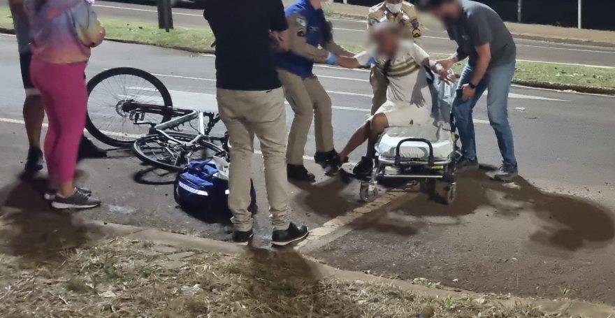 Ciclista de 59 anos sofre queda na Avenida Brasil e fere a cabeça