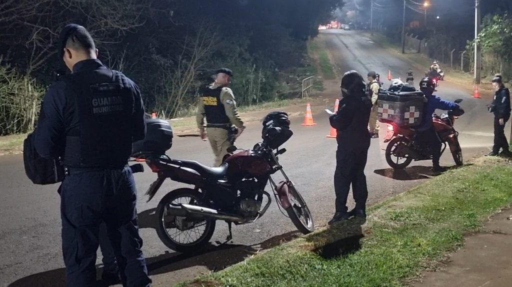 Operação Sinergia II fiscaliza 11 comércios e aplica 31 multas de trânsito em Cascavel