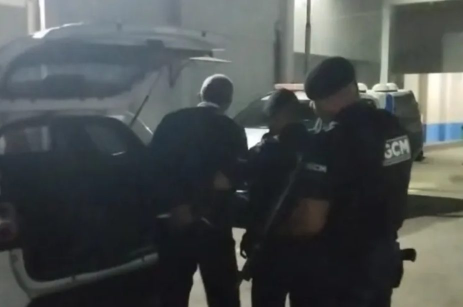Ao checar denúncia de moto barulhenta, guarda prende homem com mandado de prisão em aberto