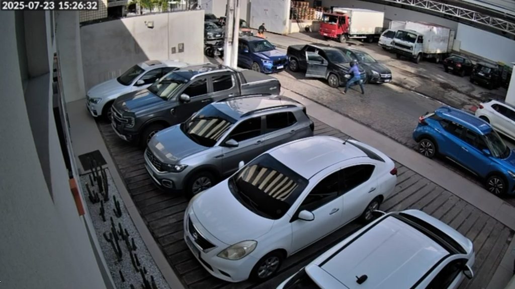Crime brutal: Homem é baleado dentro de carro de luxo por grupo encapuzado; veja vídeo
