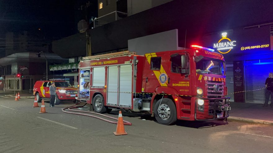 Apartamento pega fogo e bombeiros agem rápido no Centro de Cascavel