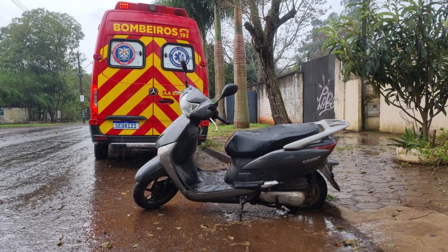 Mulher fica ferida em acidente com motoneta na Rua Salgado Filho, no Cancelli