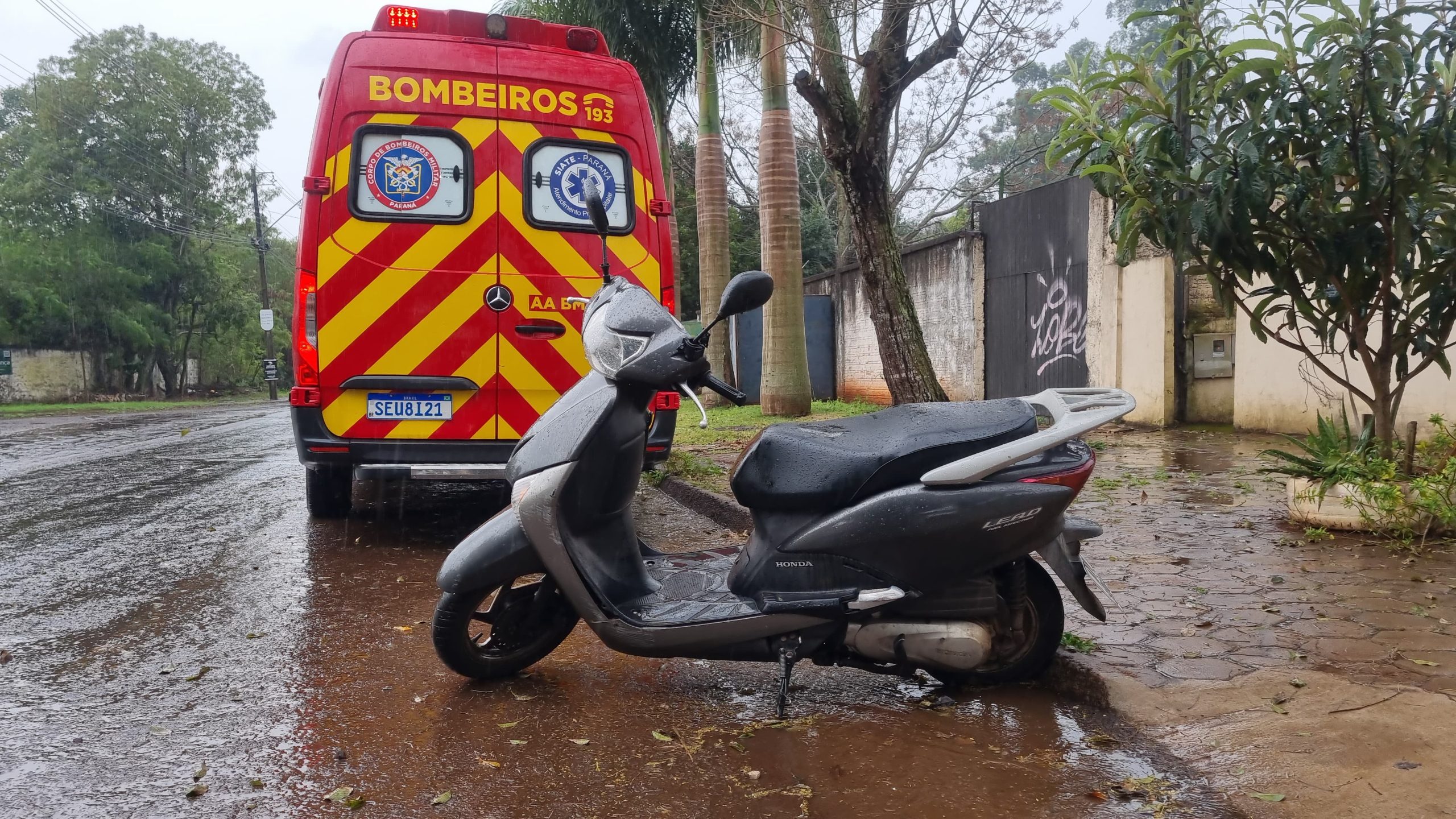 Mulher fica ferida em acidente com motoneta na Rua Salgado Filho, no Cancelli