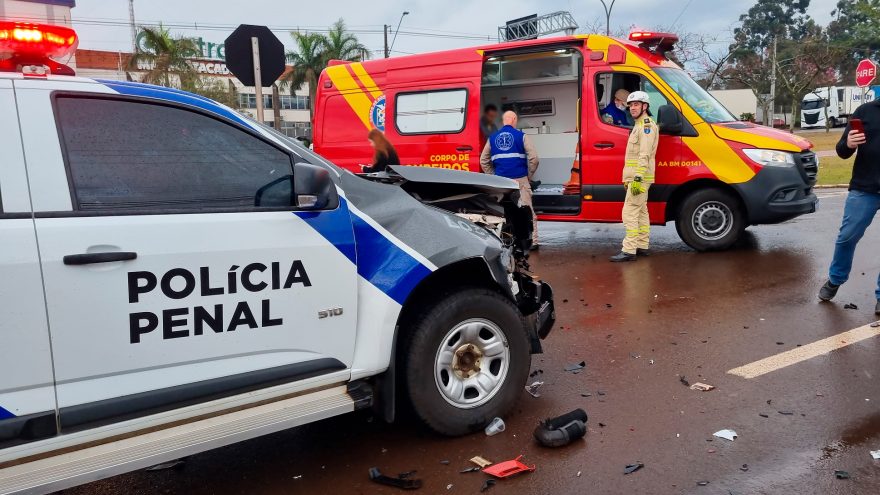 Viatura da Polícia Penal se envolve em forte acidente com Gol de Cooperativa em Cascavel