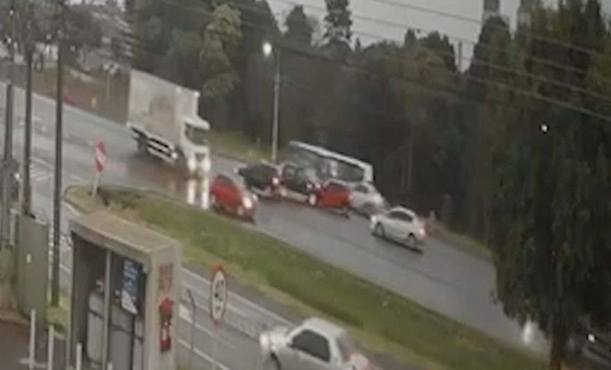 Impressionante: Vídeo mostra colisão frontal na BR-277, em Cascavel