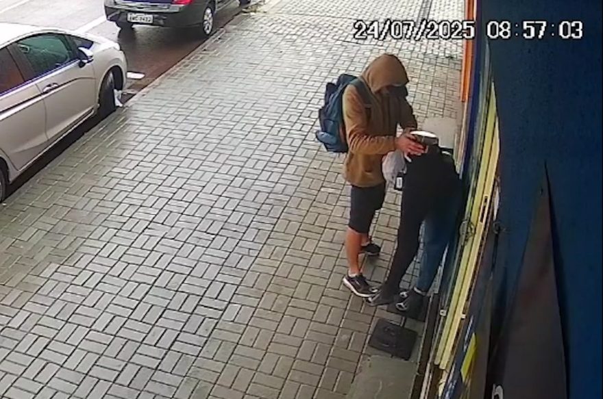 Vídeo mostra audácia de homem tentando furtar manequim e calça em empresa na Avenida Assunção