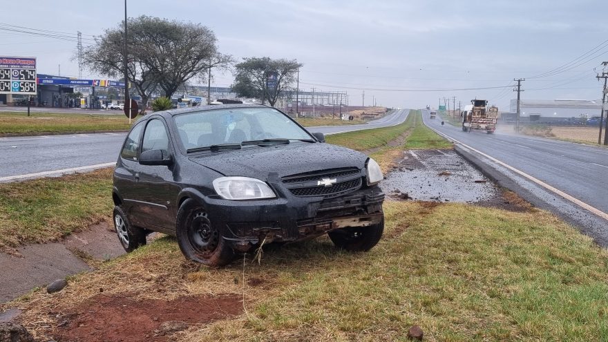 Celta se envolve em saída de pista na BR-277 em Cascavel