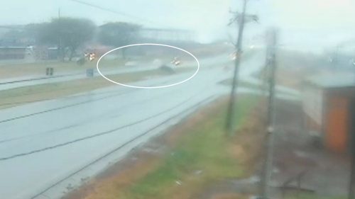 Câmera registra momento em que Celta cai no canteiro central na BR-277, em Cascavel Imagem referente a Câmera registra momento em que Celta cai no canteiro central na BR-277, em Cascavel