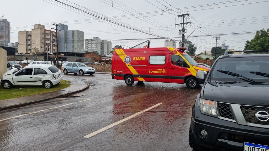 Acidente entre Celta e Frontier mobiliza Siate no Parque São Paulo, em Cascavel