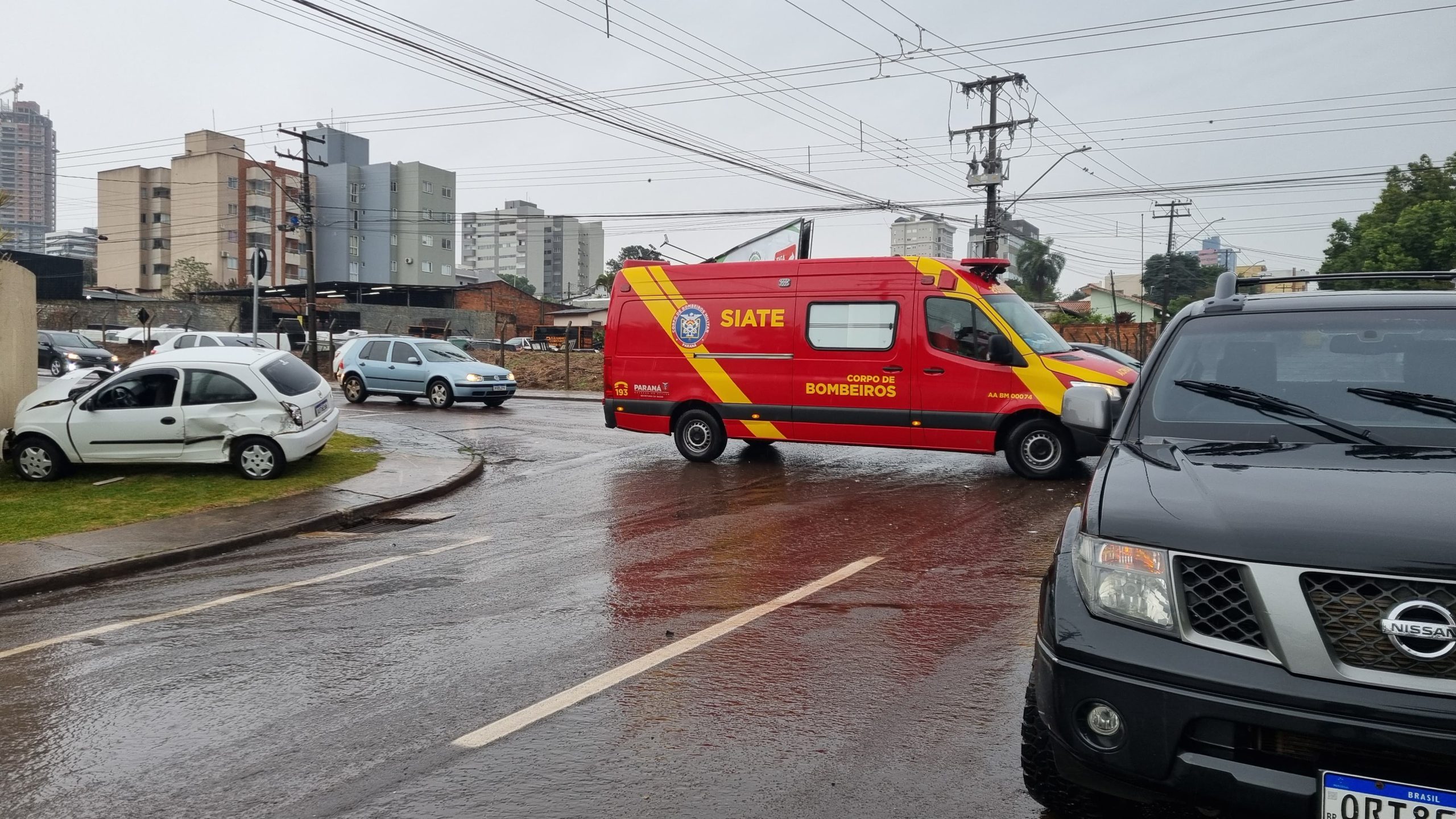 Acidente entre Celta e Frontier mobiliza Siate no Parque São Paulo, em Cascavel