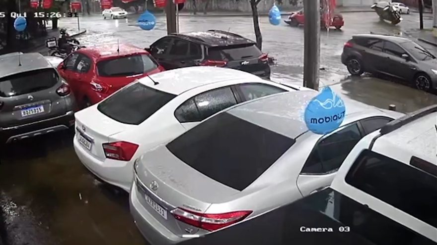 Vídeo flagra capotamento registrado na Rua Machado de Assis