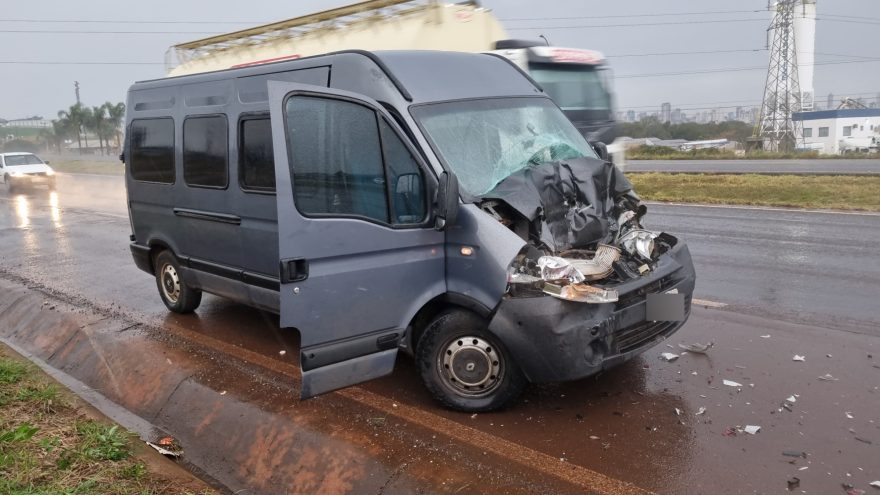 Colisão entre van e caminhão guincho destrói veículo na BR-467 em Cascavel