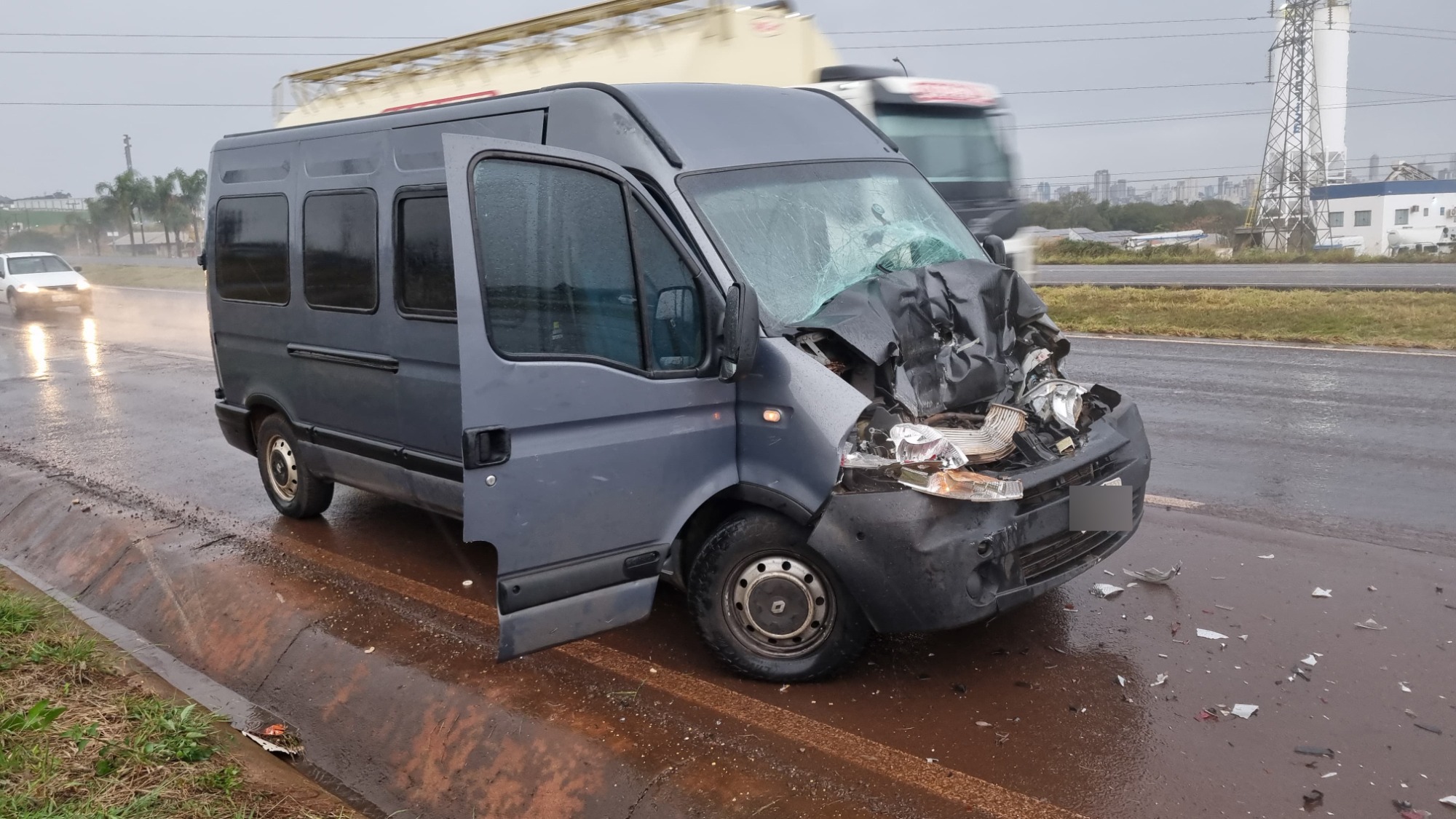 Colisão entre van e caminhão guincho destrói veículo na BR-467 em Cascavel