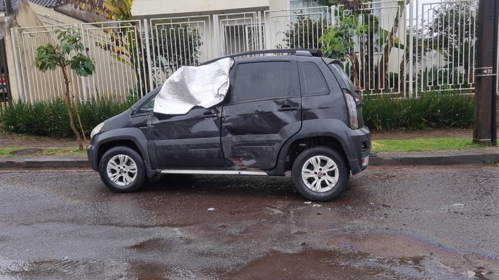 Carro capotado fica bastante danificado após capotamento na Rua Machado de Assis
