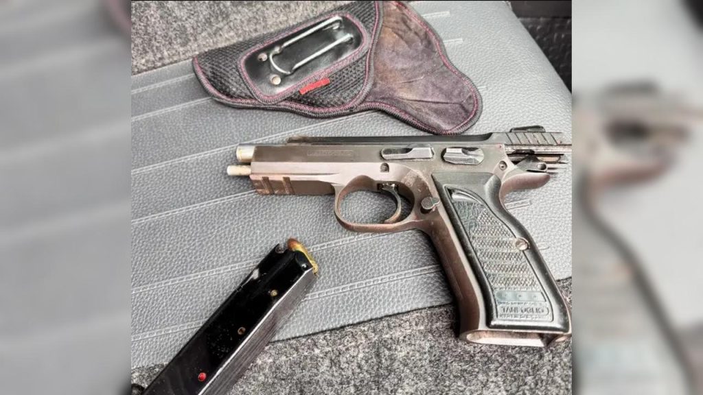 Polícia Civil cumpre mandados, prende dois homens e apreende pistola em Umuarama