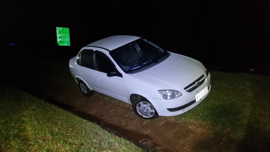 Carro é encontrado abandonado às margens da BR-277 após possível saída de pista