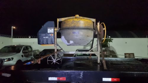 Homem é flagrado tentando esconder betoneira furtada na rua Marechal Floriano Imagem referente a Homem é flagrado tentando esconder betoneira furtada na rua Marechal Floriano