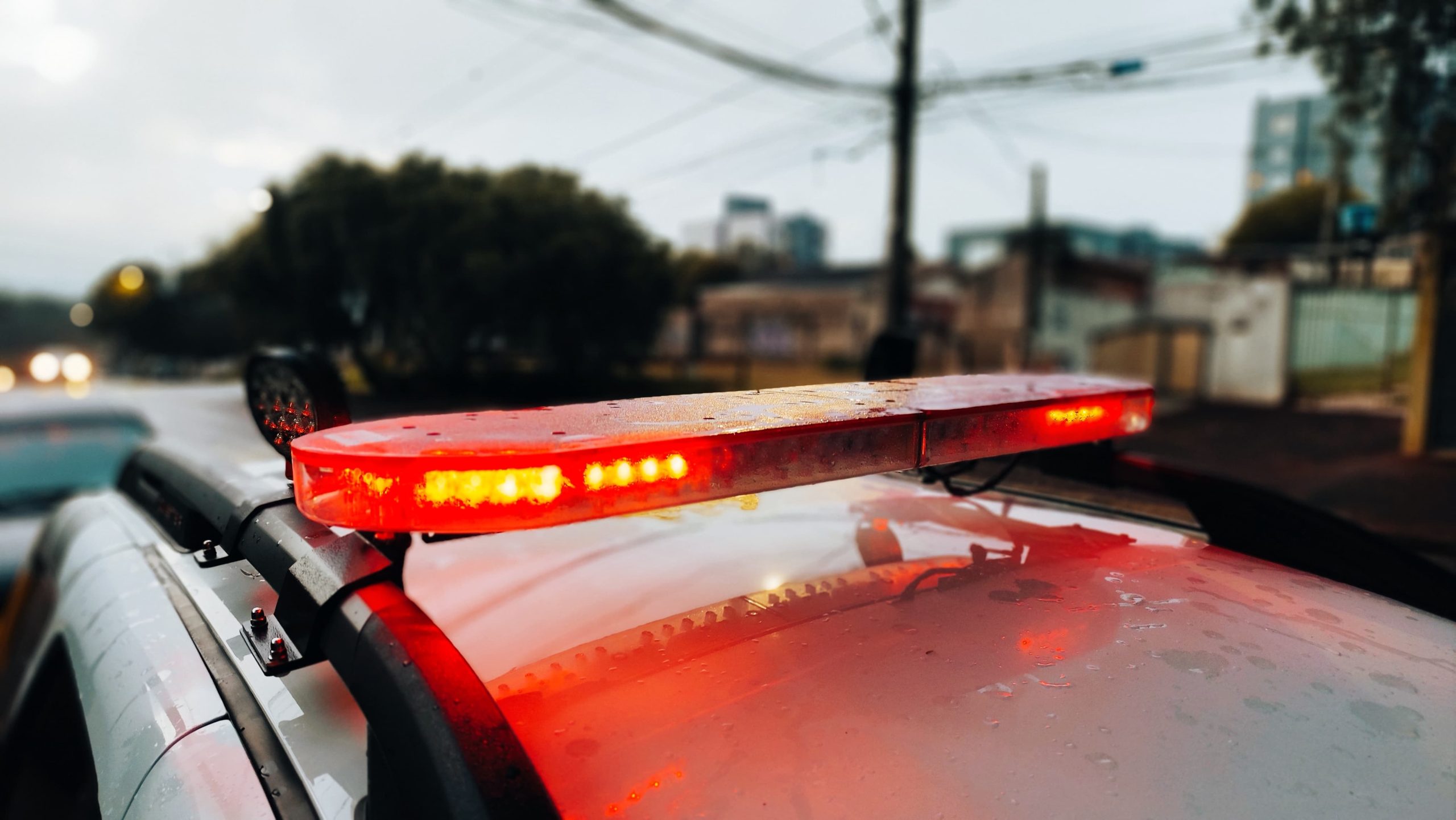 Homem resiste à abordagem policial após confusão no centro de Marechal Cândido Rondon