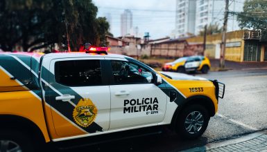 Imagem referente a Mulher corre para casa da vizinha após marido ameaçar buscar arma para “terminar o que começou”