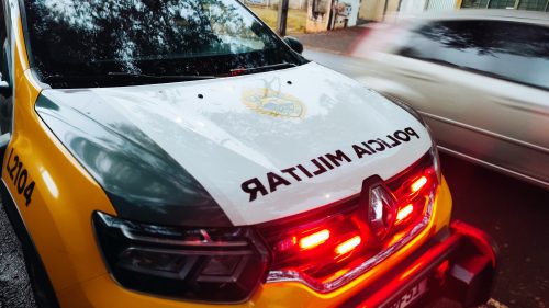 Resistência e gritaria: mulher bêbada é detida e socorrida após confusão em bar