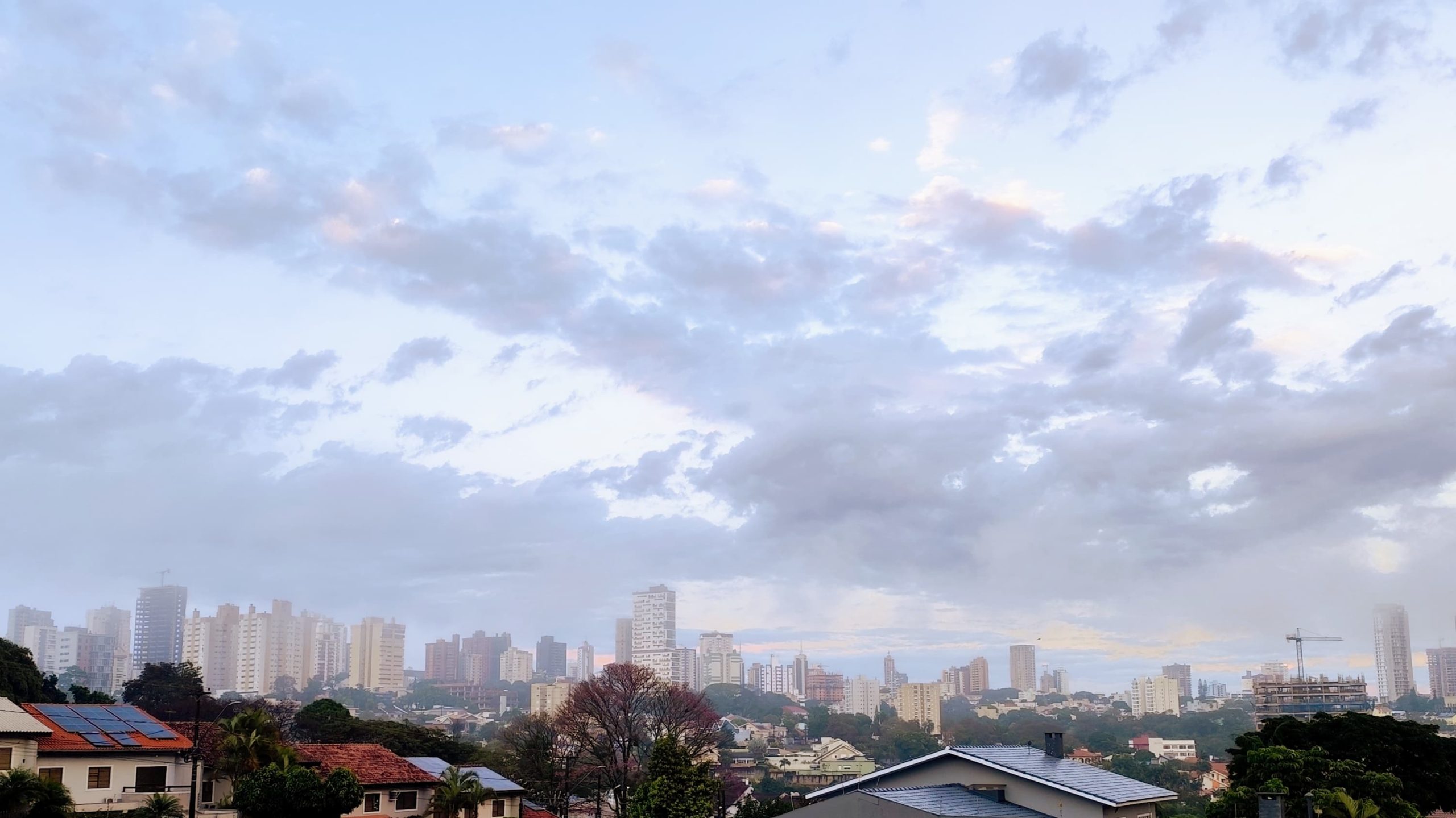 Sextou com céu fechado, vento abusado e termômetro tímido em Cascavel