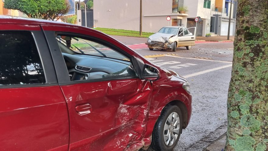 Colisão entre Onix e Corsa Classic é registrada em Cascavel