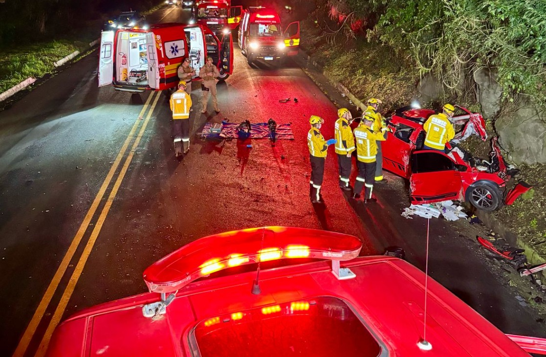 Picape bate de frente com carreta e jovem morre na rodovia BR-158