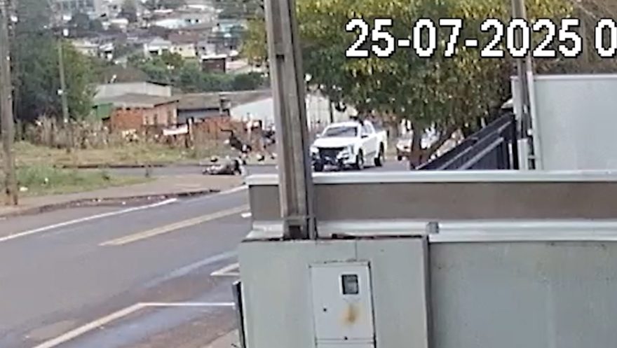 Vídeo mostra motociclistas sendo arremessados em forte colisão com caminhonete no Santa Cruz