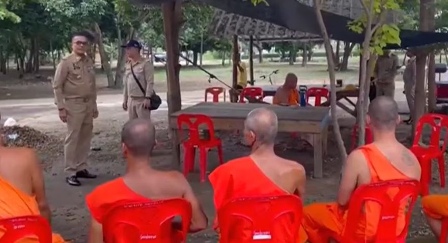 Monges na metanfetamina, milhões desviados e sexo proibido abalam templo tailandês