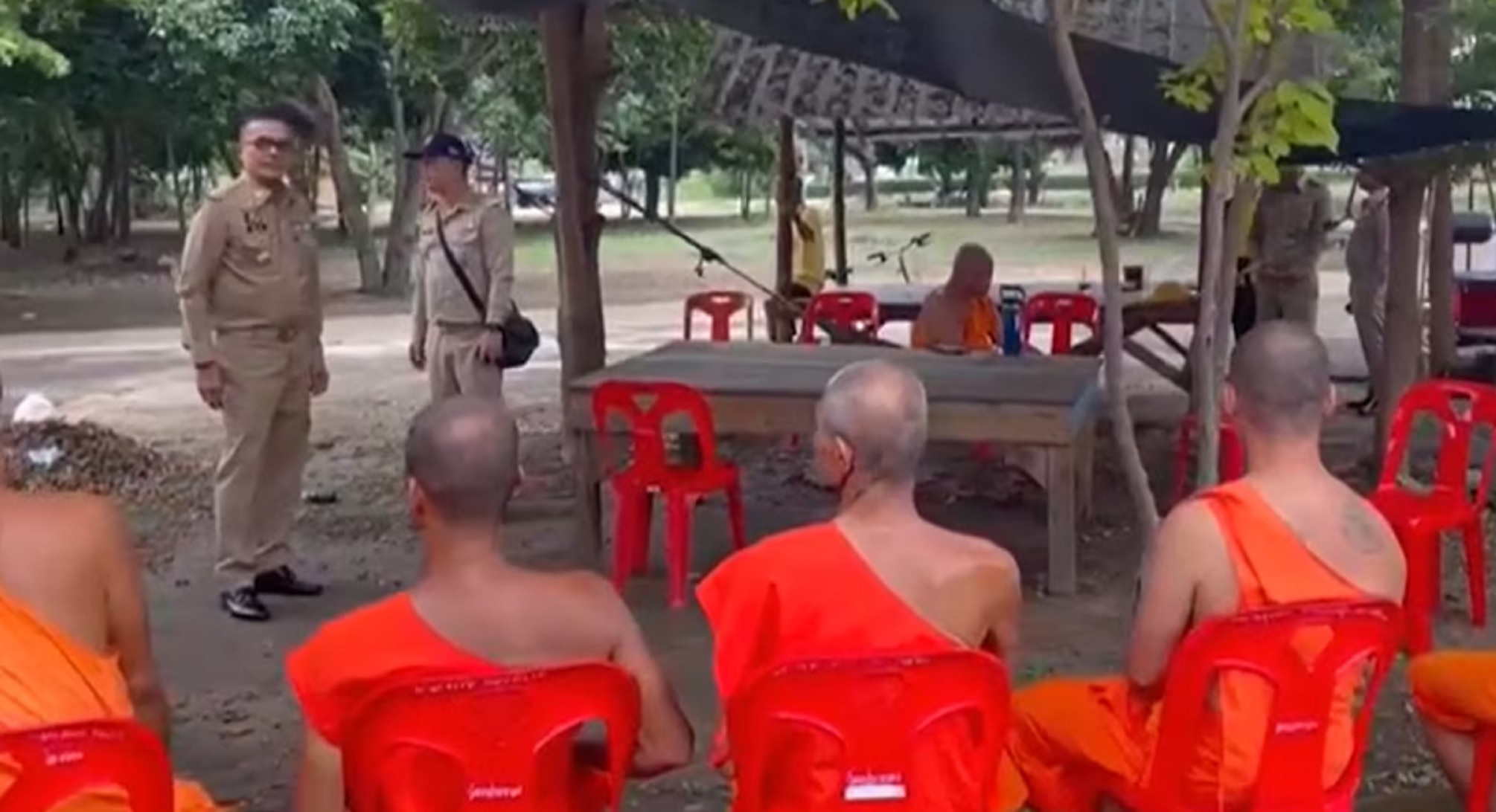 Monges na metanfetamina, milhões desviados e sexo proibido abalam templo tailandês