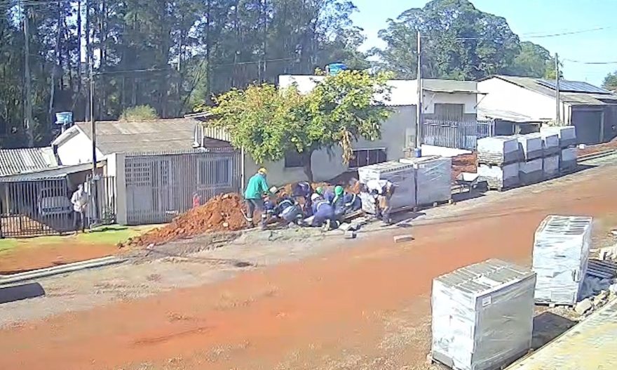 Vídeo mostra trabalhadores retirando escombros que caíram em cima de trabalhador