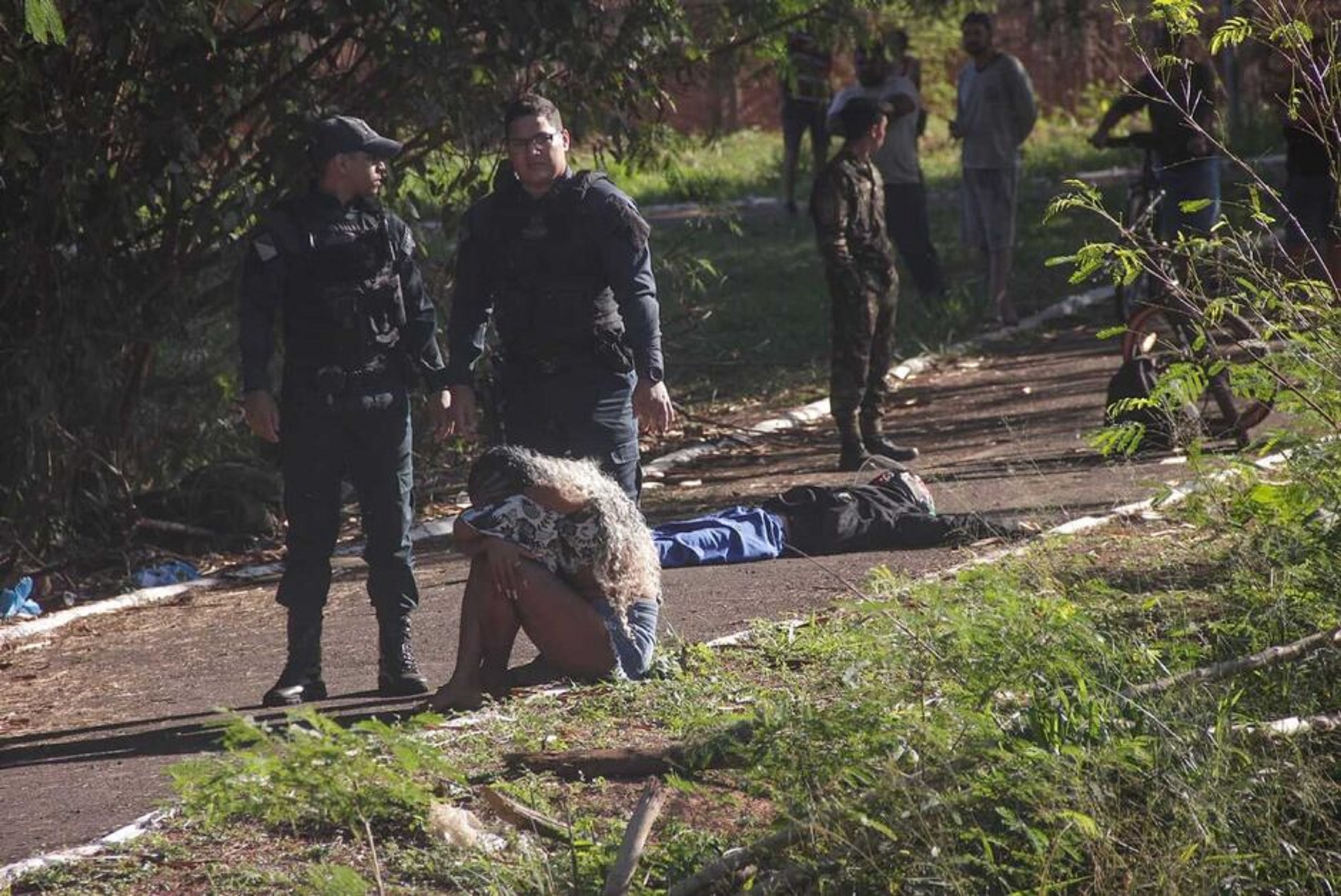 Família se desespera ao encontrar jovem assassinado com 14 tiros em ciclovia