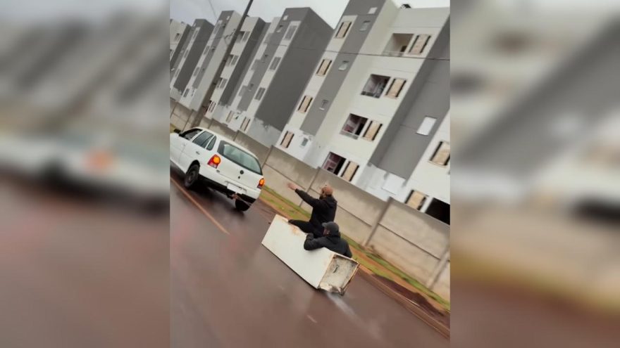 Sextou piazada! Dupla pega carona em geladeira puxada por Gol em Cascavel