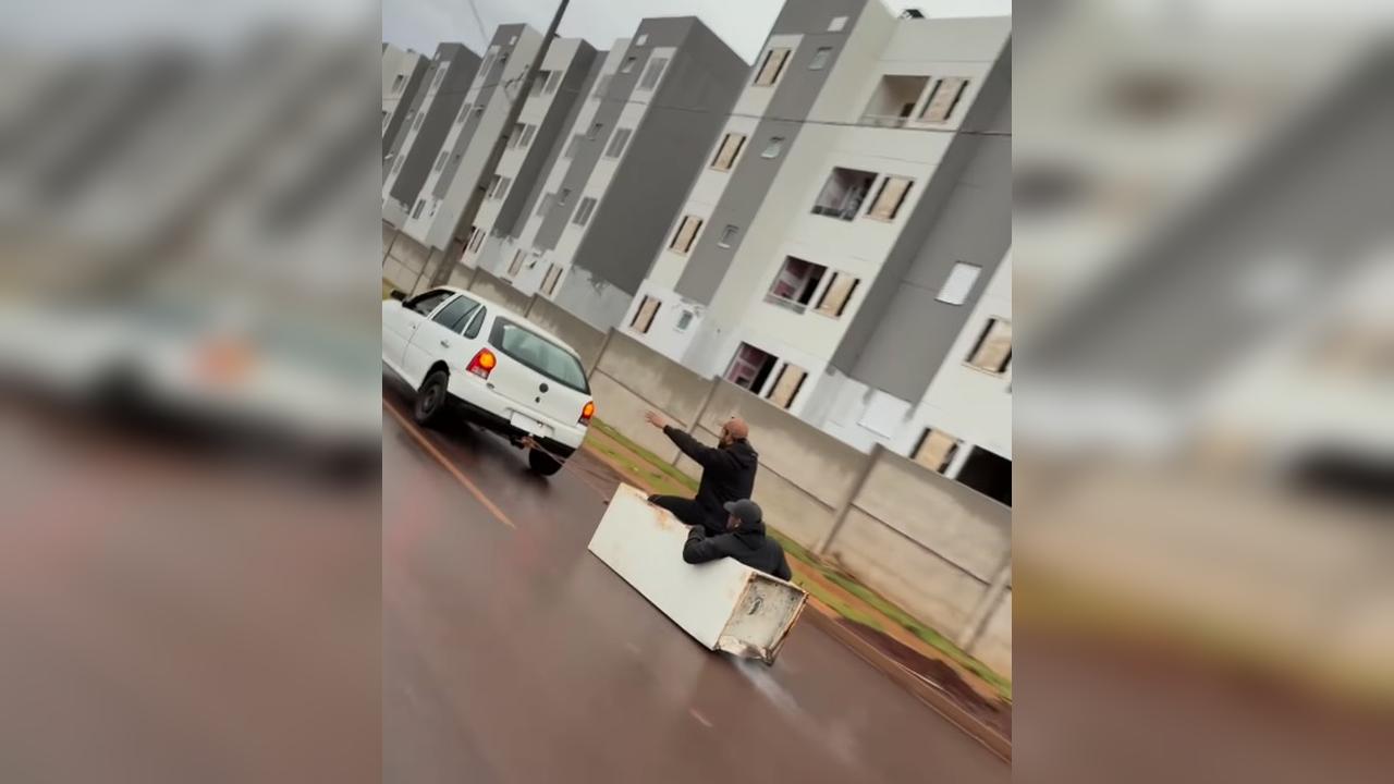 Sextou piazada! Dupla pega carona em geladeira puxada por Gol em Cascavel