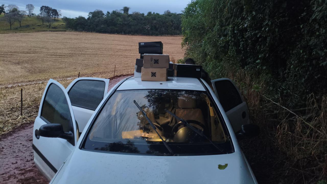 Veículo carregado com caixas de vinho é apreendido pela PM em Cascavel