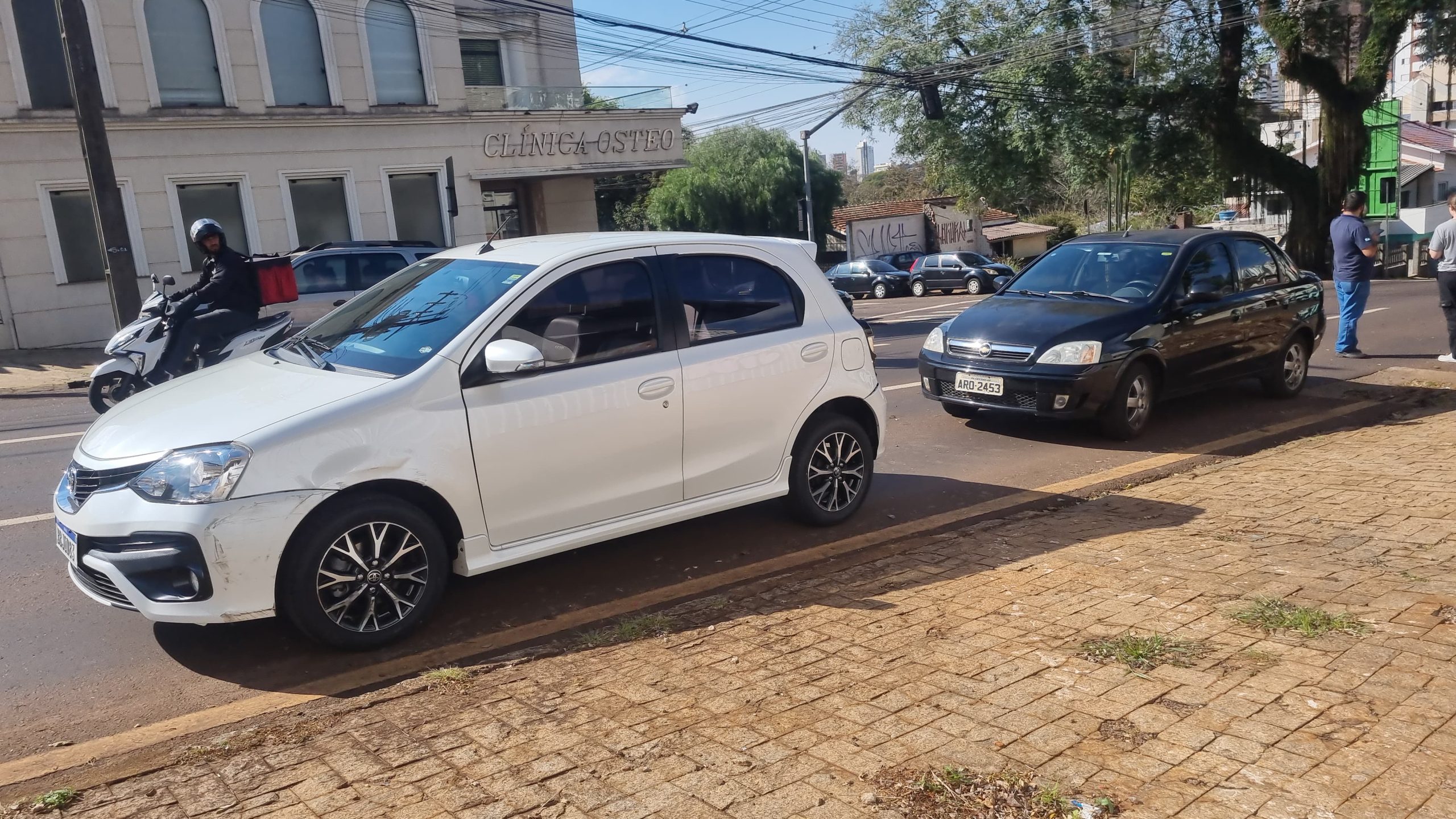 Etios e Corsa se envolvem em acidente no Centro de Cascavel