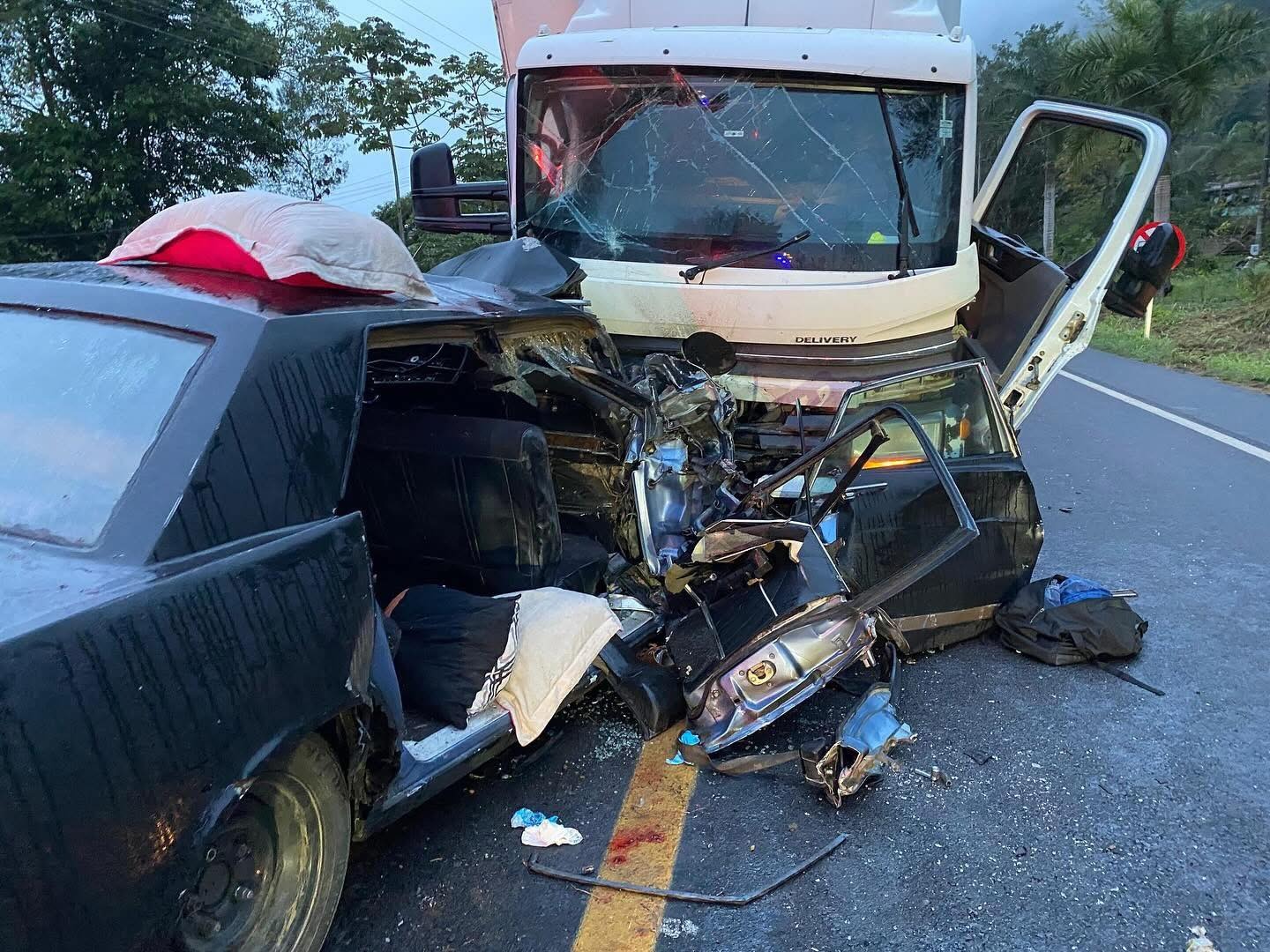 Avó, mãe e neta morrem em colisão de Landau contra caminhão na BR-470