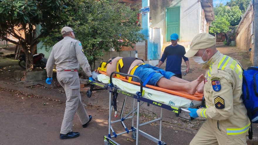 Homem passa mal, cai de mureta e sofre ferimento na cabeça no Jardim Colmeia, em Cascavel
